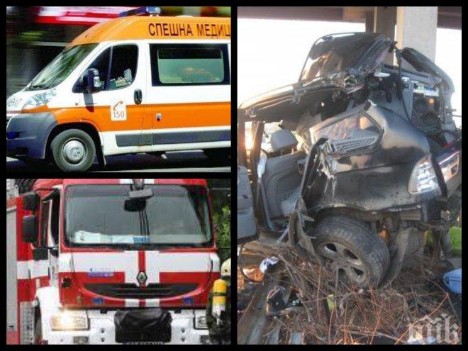EКСКЛУЗИВНО! Зверска катастрофа в Пловдив! Две коли се сблъскаха, едната се вряза в ограда на кооперация. Хвърчат линейки и пожарни! 
