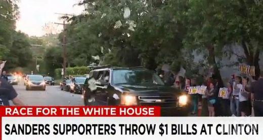 Пари валяха по колата на Хилари Клинтън