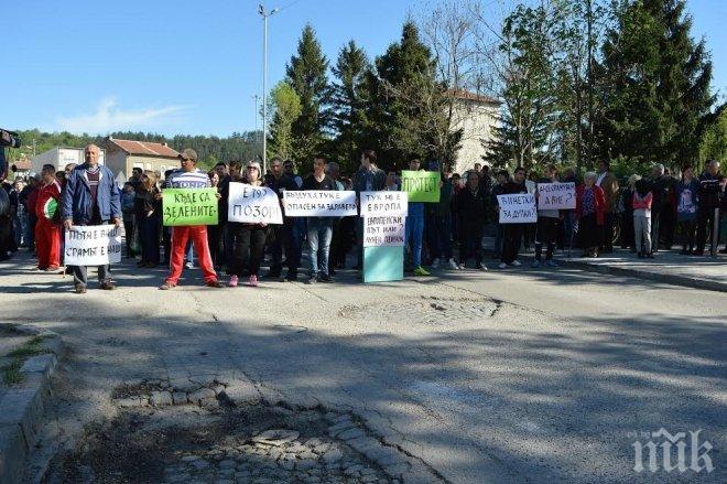 Полиция и частни охранители свалят шапка на БСП и плакат за Бойко на протеста в Димово