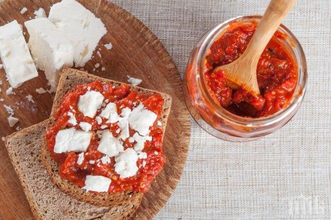 КОФТИ НАХОДКА! Момиче си отвори бурканче с лютеница и намери мръвка с неизвестен произход