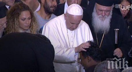 Бежанец падна на колене пред папата и проплака: „Отче, благослови ме!“

