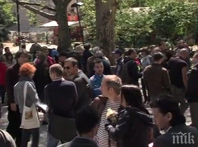 ПИК TV: Десетки подкрепиха карикатуриста Чавдар Николов - Чаво