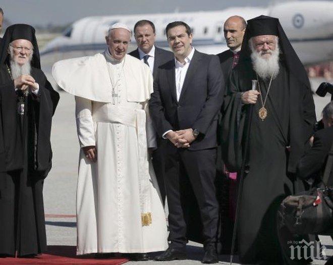 Папата ще качи 10 бежанци на самолета си за Италия
