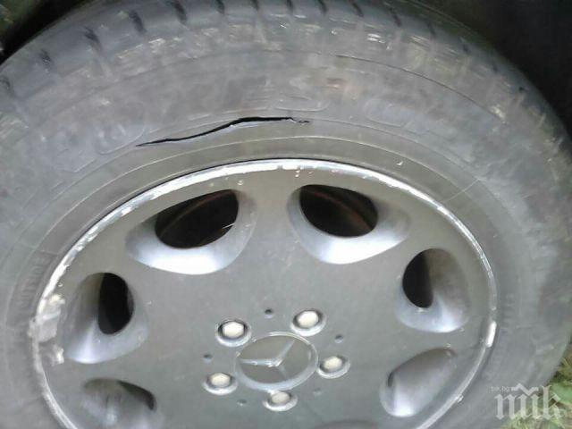 Нарязаха гумите на кола в Разград
