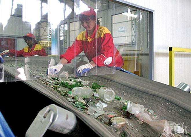 Над 40 доброволци и повече от 450 първокласници се включват в „Бургас рециклира“
