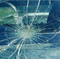 Вандал поломи стъклата на шест автомобила в Казанлък