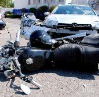 БМВ отнесе мотоциклетист и избяга