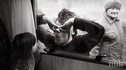 черно бели снимки цветно настроение изглежда щастието