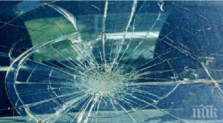 вандал поломи стъклата шест автомобила казанлък