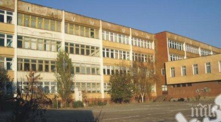 луд екшън лом побеснял баща нахлу училище подгони учителите