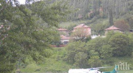 хеликоптер гранична полиция кацна стадион благоевградско село шокира жителите снимки