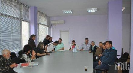 десетки жители община кресна посетиха приемната народния представител герб даниела савеклиева