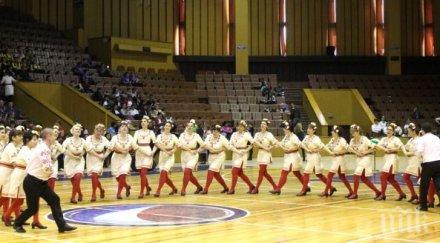 месечно бебе проходи сцената болярско надиграване