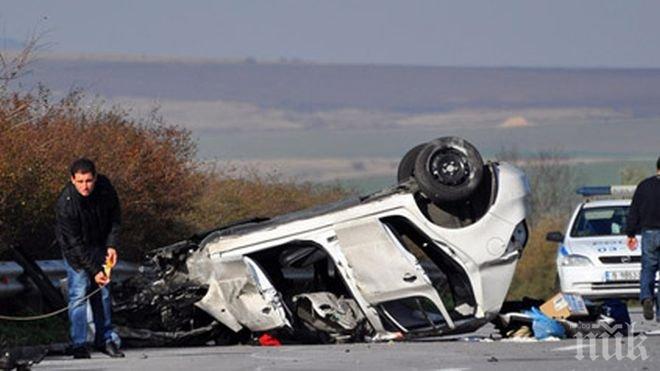 ОТНОВО СМЪРТ НА ПЪТЯ! Кола се обърна по таван край Кацелово, шофьорът загина на място!
