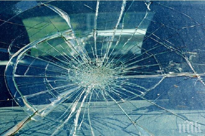 Вандал поломи стъклата на шест автомобила в Казанлък