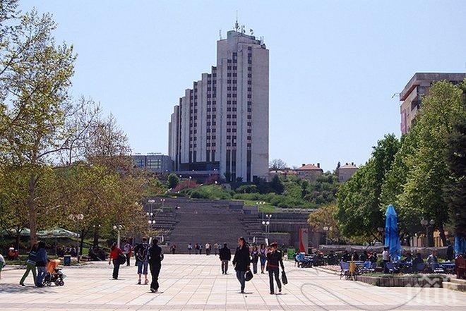 Общината ще ремонтира изложбената зала на бул.България и пътя до сметището в Разград
