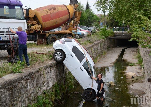 Шофьорка падна в речен канал в Хасково (снимка)