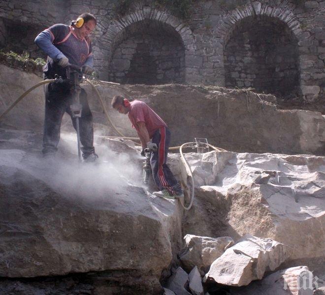 Вдигат първата сграда с паркоместа под нея в старо Търново