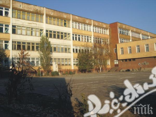 ЛУД ЕКШЪН В ЛОМ! Побеснял баща нахлу в училище и подгони учителите!