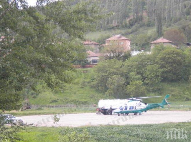 Хеликоптер на гранична полиция кацна на стадион в благоевградско село и шокира жителите (снимки)