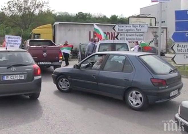 ПИК TV: Над 100 казанджии от Североизточна България блокираха Дунав мост