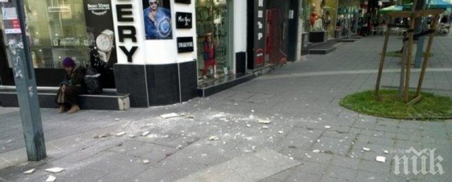 Голямо парче мазилка се срути на оживена бургаска улица (снимки)