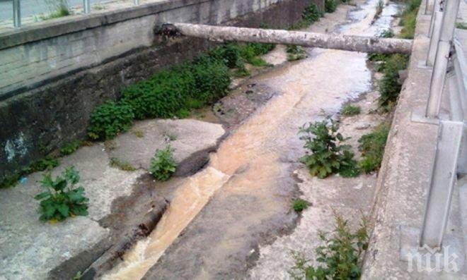 Река Поройна в Шумен потече жълта
