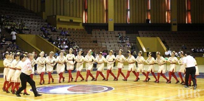 11-месечно бебе проходи на сцената на „Болярско надиграване”