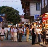 ИЗМАМНА СХЕМА! Продават по тон дрехи менте на ден в морските ни курорти