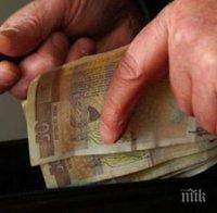 Скандално! Валят сигнали: Работодатели масово удържат пари на служителите си от страх да не напуснат