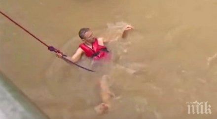 мъж рискува живота скачайки бурни води разбереш жестоко