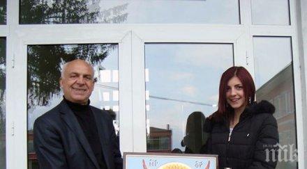 млада художничка дари първата икона свищовското село драгомирово