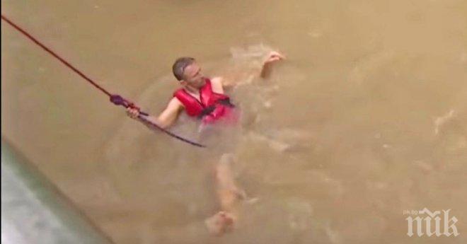 Мъж рискува живота си, скачайки в бурни води... Когато разбереш защо? Жестоко!
