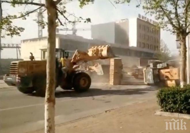 АЛА ТРАНСФОРМЪРС! Шест булдозера се сбиха в Китай (видео)