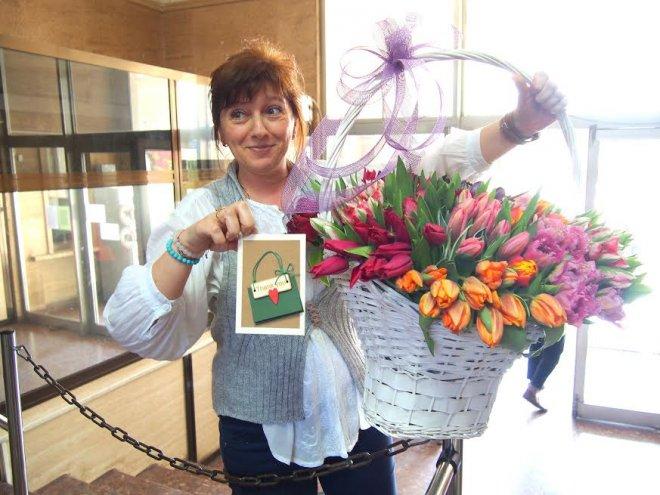 Гражданин остави кошница с цветя от благодарност в Окръжния съд във Варна 