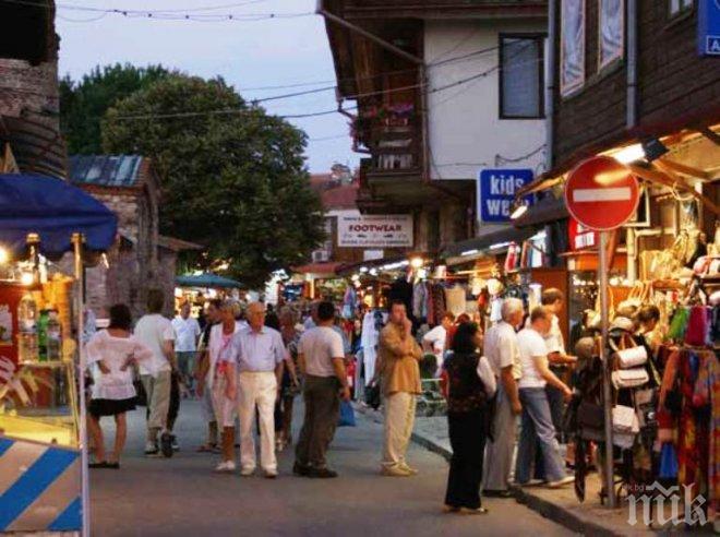 ИЗМАМНА СХЕМА! Продават по тон дрехи менте на ден в морските ни курорти