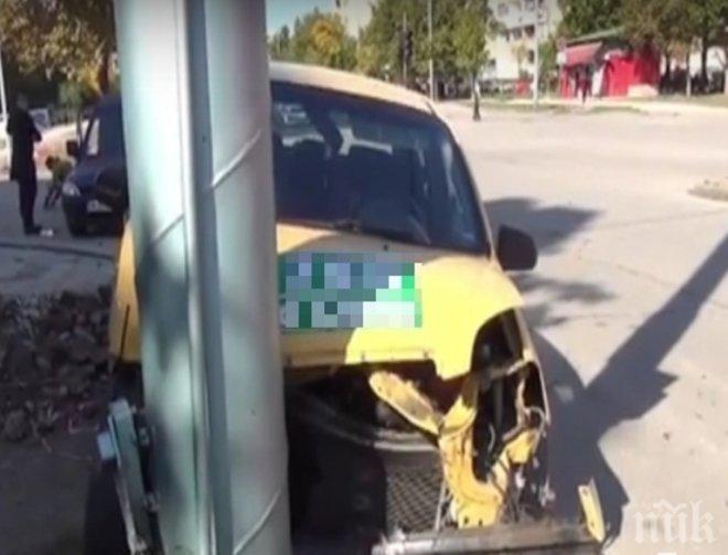 Такси се заби в стълб във Враца
