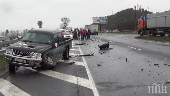 Жесток сблъсък между джип и камион на пътя Самоков - Дупница, спряха движението