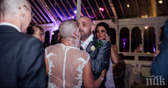 Булка бръсне главата си по време на сватба, за да изкаже съпричастност към нейния съпруг!