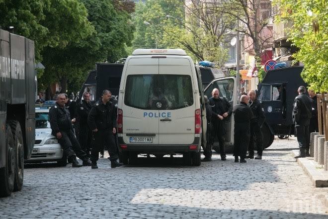 Засилено полицейско присъствие пред БФС заради протеста на феновете на ЦСКА (снимки)