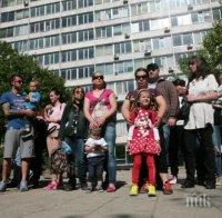 ПЪРВО В ПИК! Родители протестират пред сградата на Фонда за лечение на деца в чужбина (снимки)
