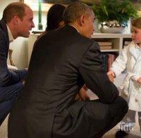 Принц Джордж посрещна Обама по пижама и му показа как се язди дървено конче