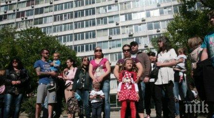 първо пик родители протестират сградата фонда лечение деца чужбина снимки