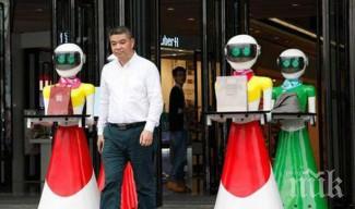 нетипично китайски богаташ пазарува женски роботи носят чантите