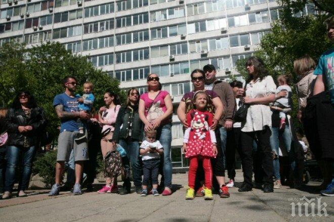 ПЪРВО В ПИК! Родители протестират пред сградата на Фонда за лечение на деца в чужбина (снимки)
