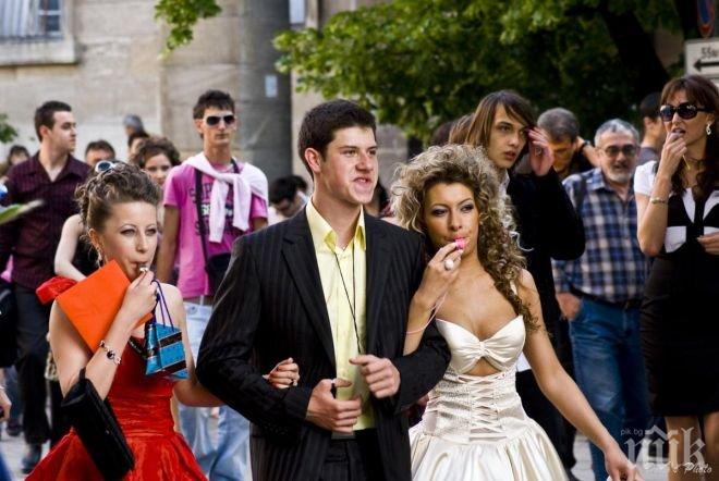 Започна абитуриентската цифромания! Родители теглят три бона за бала на отрочето си
