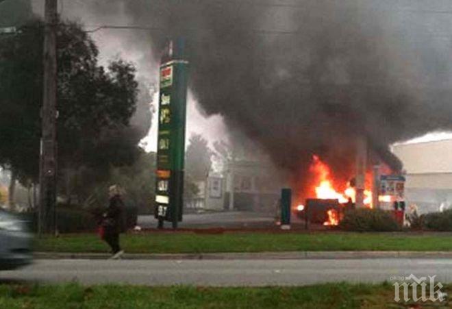 Опасността не е преминала! Продължава източването на горивото от изгорялата бензиностанция! Вижте потресаващи снимки
