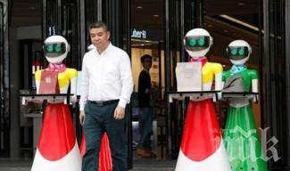 Нетипично! Китайски богаташ пазарува с женски роботи, които му носят чантите