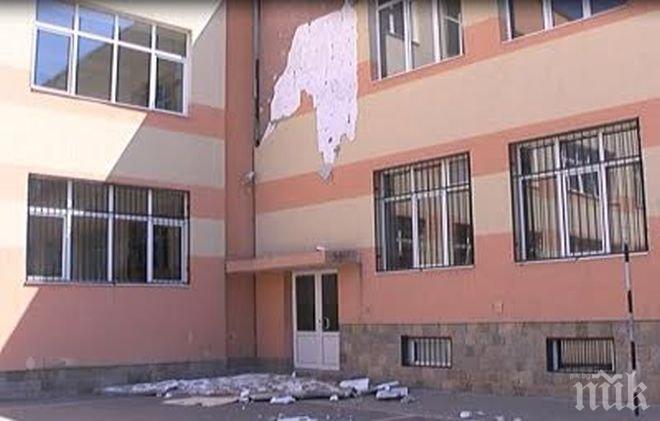На косъм от смъртта! Огромен къс топлоизолация рухна върху главите на ученици в асеновградско школо