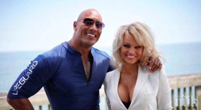 Памела Андерсън се завръща в Спасители на плажа